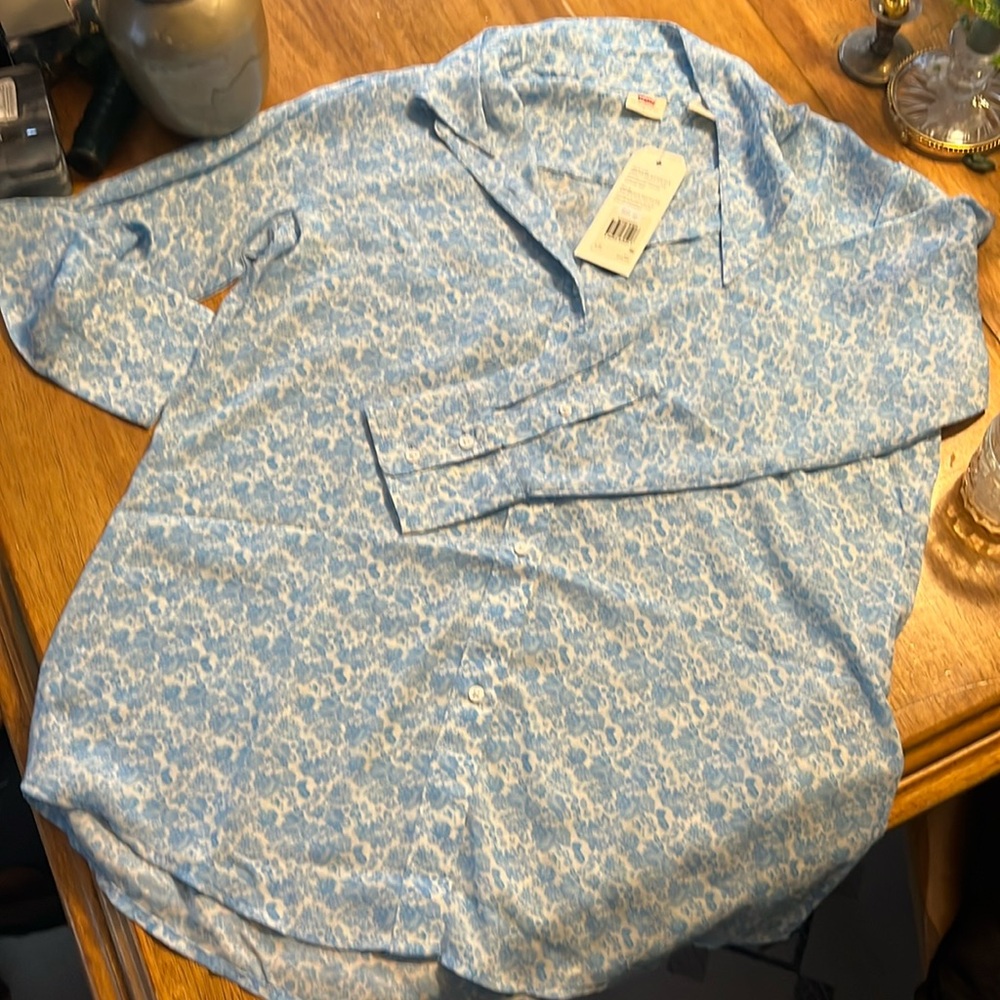 BNWT Levi’s blouse